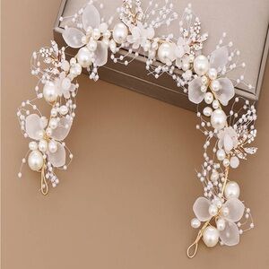 Lulus pearl and flower bridal crown, brand new in perfect condition never worn